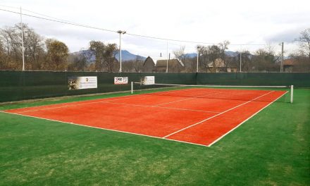 Informare de presă: Un teren de tenis modern a fost amenajat la Prundu Bîrgăului