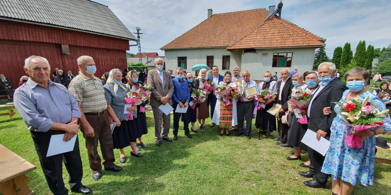 Familiile care au împlinit 50 de ani de căsătorie au fost premiate