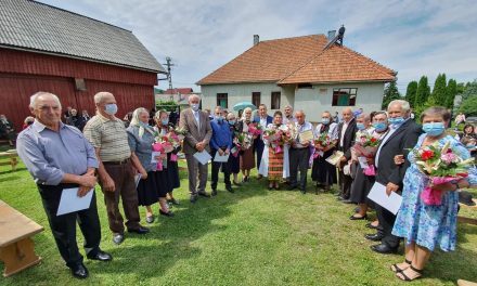 Familiile care au împlinit 50 de ani de căsătorie au fost premiate