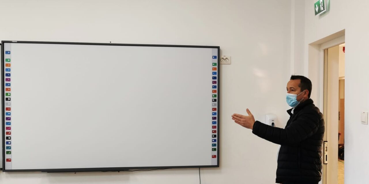 Table inteligente, laptop-uri și tablete pentru toți profesorii și elevii