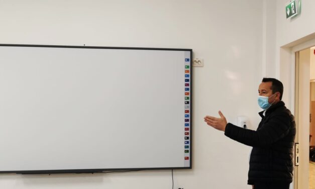 Table inteligente, laptop-uri și tablete pentru toți profesorii și elevii